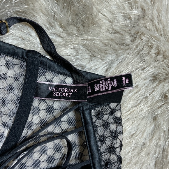 Victoria's Secret Black and White Geometric Bra Set - Picture 2 of 8